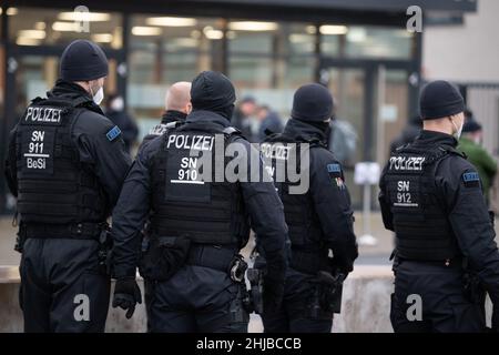 Dresda, Germania. 28th Jan 2022. Gli agenti di polizia si trovano di fronte all'edificio del processo della Corte Regionale, una sala speciale della Corte Regionale superiore di Dresda. Più di due anni dopo il furto del gioiello dalla storica Green Vault di Dresda, inizia il processo di sei presunti autori. Credit: Kahnert/dpa-Zentralbild/dpa/Alamy Live News Foto Stock