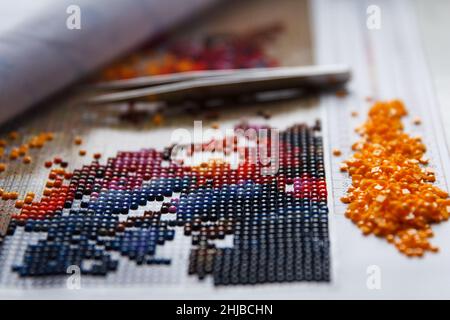 Strases Diamante multicolore e attrezzo di fissaggio manuale per il processo di creazione artigianale della pittura a diamante 3d da rhinestones quadrati Foto Stock