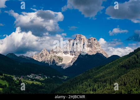 La vetta del Monte Pelmo, vista dal Colle Santa Lucia ai piedi del Passo Giau, Passo di Giau. Foto Stock