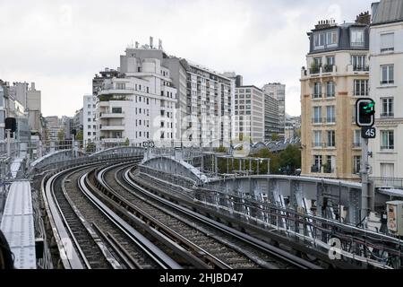 Parigi, Francia. 20th Ott 2021. Vista sui binari per la stazione 'Dupleix' della metropolitana di Parigi. Credit: Jan Woitas/dpa-Zentralbild/ZB/dpa/Alamy Live News Foto Stock