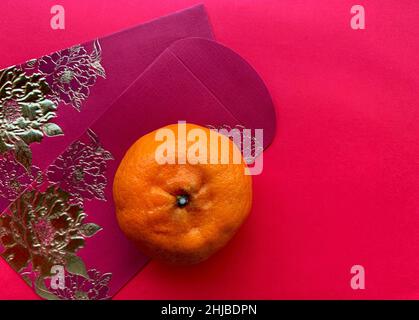 Happy Chinese New Year Celebration Concept. Con busta gialla e arancio mandarino Foto Stock