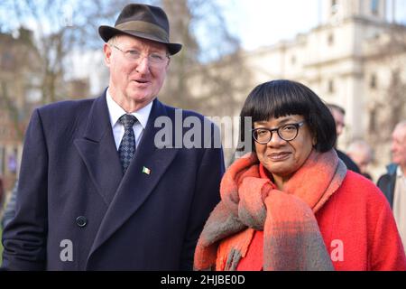 Il deputato del Partito del lavoro Diane Abbott ha visto con l'attivista irlandese Jim Curran durante la veglia. I membri della comunità irlandese a Londra si sono incontrati al di fuori del Parlamento britannico per celebrare il 50th° anniversario della domenica di Bloody. Foto Stock