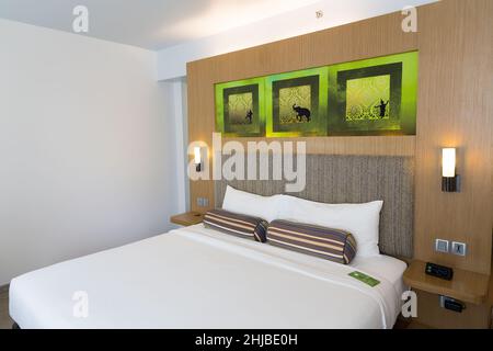 Camera d'hotel con letto appena fatto, Bangkok, Thailandia Foto Stock