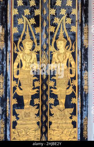 Illustrazioni in oro intarsiato in pannello, tempio di Wat, Bangkok, Thailandia Foto Stock