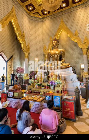 Persone che pregano per buddha al Tempio reale Traimit, al Tempio del Buddha d'Oro, Bangkok, Thailandia Foto Stock