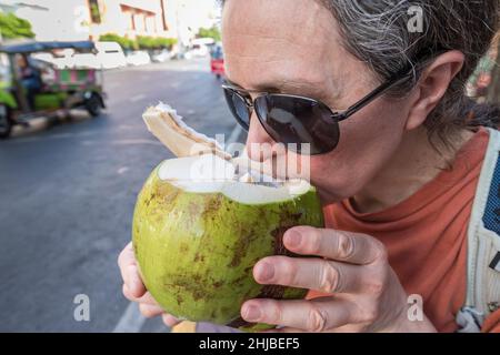 Cocco fresco e turista in strada, Bangkok, Thailandia Foto Stock
