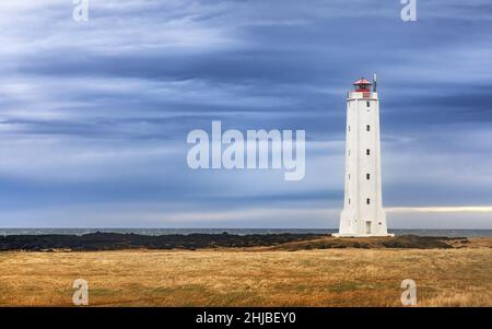Faro di Malarrif nel parco nazionale di Snaefellsjokul, penisola di Snaefellsnes, Islanda. Spettacolare sfondo cielo nuvoloso con spazio per il testo. Foto Stock