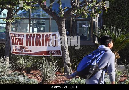 Los Angeles, Stati Uniti. 28th Jan 2022. Un segno ora di assunzione è visto fuori del Jiffy Lube a Los Angeles, California il giovedì, 27 gennaio 2021. Nel 2021, la grande macchina del lavoro americana si è abbattuta in seguito alla devastazione causata dalla pandemia del coronavirus all'inizio del 2020, inviando il tasso di disoccupazione al 14,8% nell'aprile 2020. L’attuale tasso di disoccupazione è pari al 3,9%, con alcuni membri della Fed che vedono il tasso in calo fino al 3,2% entro il quarto trimestre del prossimo anno, un numero basso secondo gli standard storici. Foto di Jim Ruymen/UPI Credit: UPI/Alamy Live News Foto Stock