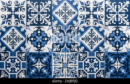 Un mosaico di piastrelle ceramiche a motivi geometrici blu e bianco. Si trova tipicamente sulla facciata di tradizionali case di negozi cinesi in tutta l'Asia. Foto Stock