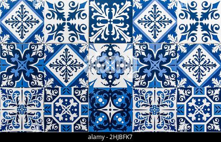 Un mosaico di piastrelle ceramiche a motivi geometrici blu e bianco. Si trova tipicamente sulla facciata di tradizionali case di negozi cinesi attraverso houthouses thro Foto Stock