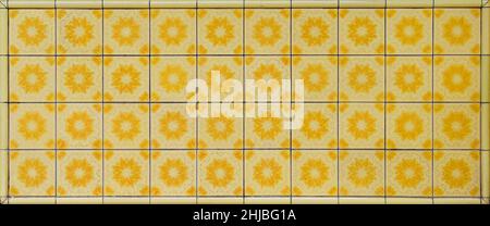 Un mosaico di piastrelle Peranakan fiorite gialle, come si trova tipicamente nelle tradizionali botteghe cinesi in tutta l'Asia. Foto Stock