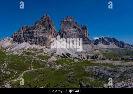 Il rifugio Rifugio Auronzo, situato ai piedi delle pareti meridionali del gruppo montuoso tre Cime di Lavaredo, Paternkofel (a destra). Foto Stock