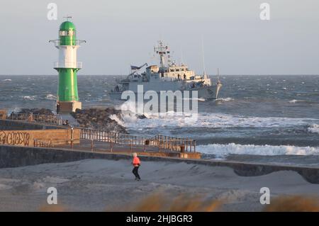 Rostock, Germania. 28th Jan 2022. Il minatore 'Sakala' dall'Estonia come parte dell'unità NATO di contromisure minerarie 1 passa il molo di Warnemünde. Le navi lasceranno nuovamente la base navale Hohe Düne lunedì prossimo. Credit: Danny Gohlke/dpa/Alamy Live News Foto Stock