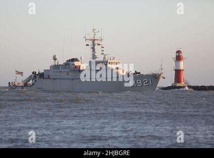 Rostock, Germania. 28th Jan 2022. Il 'Lobelia' dal Belgio come parte dell'unità di contromisure NATO 1 passa il molo a Warnemünde. Le navi lasceranno nuovamente la base navale Hohe Düne lunedì prossimo. Credit: Danny Gohlke/dpa/Alamy Live News Foto Stock