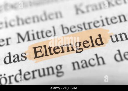 Primo piano sulla parola tedesca evidenziata 'Elterngeld' in un giornale. Traduzione: Vantaggi per i bambini Foto Stock