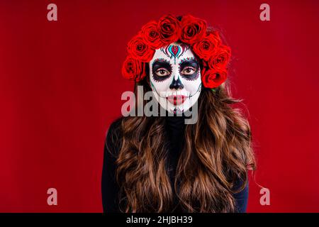 Bella glamour messicano bella marrone scuro occhi donna pronta a Santa Muerte giorno Foto Stock