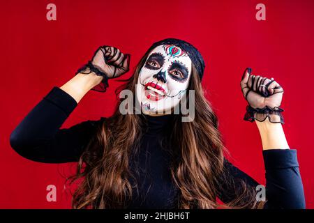 Bella glamour messicano bella marrone scuro occhi donna pronta a Santa Muerte giorno Foto Stock