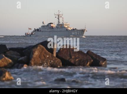 Rostock, Germania. 28th Jan 2022. Il 'Lobelia' dal Belgio come parte dell'unità di contromisure NATO 1 passa il molo a Warnemünde. Le navi lasceranno nuovamente la base navale Hohe Düne lunedì prossimo. Credit: Danny Gohlke/dpa/Alamy Live News Foto Stock