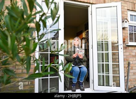 Brighton, Regno Unito. 28th Jan 2022. Jennie Dack di Brighton partecipa al Big Garden Birdwatch della RSPB che si svolge nei prossimi tre giorni nel Regno Unito . Il birdwatch annuale aiuta l'RSPB a monitorare come il numero di uccelli sta volando, poiché 38 milioni di uccelli sono stati persi dai cieli del Regno Unito negli ultimi 50 anni. : Credit Simon Dack/Alamy Live News Foto Stock