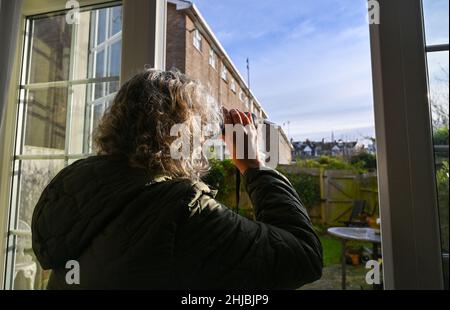 Brighton, Regno Unito. 28th Jan 2022. Jennie Dack di Brighton partecipa al Big Garden Birdwatch della RSPB che si svolge nei prossimi tre giorni nel Regno Unito . Il birdwatch annuale aiuta l'RSPB a monitorare come il numero di uccelli sta volando, poiché 38 milioni di uccelli sono stati persi dai cieli del Regno Unito negli ultimi 50 anni. : Credit Simon Dack/Alamy Live News Foto Stock