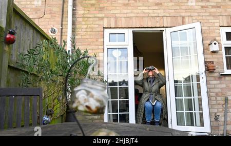 Brighton, Regno Unito. 28th Jan 2022. Jennie Dack di Brighton partecipa al Big Garden Birdwatch della RSPB che si svolge nei prossimi tre giorni nel Regno Unito . Il birdwatch annuale aiuta l'RSPB a monitorare come il numero di uccelli sta volando, poiché 38 milioni di uccelli sono stati persi dai cieli del Regno Unito negli ultimi 50 anni. : Credit Simon Dack/Alamy Live News Foto Stock