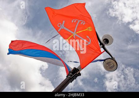 Bandiera della città di San Pietroburgo con bandiera della Federazione Russa sul Ponte del Palazzo sul fiume Neva - San Pietroburgo, Russia, 27th febbraio 2011 Foto Stock