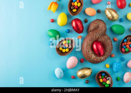 Torta Mona de pascua e uova di Pasqua su sfondo blu Foto Stock