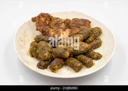 Confezionamento di foglie di carne. Sapore mediterraneo tradizionale. Avvolgimento foglie su sfondo bianco. Nome locale etli yaprak sarma Foto Stock