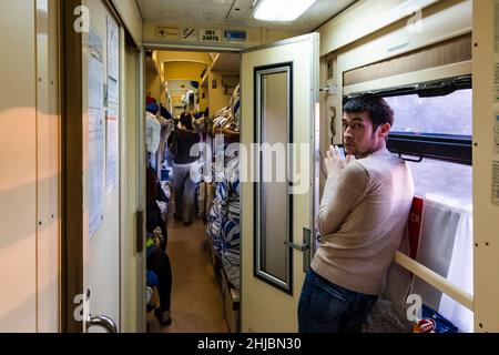 Vita quotidiana in Trans-Siberian Express. Passeggeri nella sezione Plastkart. Foto Stock
