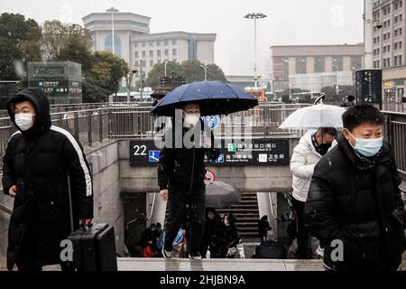 Wuhan, Cina. 28th Jan 2022. I passeggeri che indossano le maschere camminano nella nevicata alla stazione ferroviaria di Hankou a Wuhan.Un totale di 2,8 miliardi di viaggi passeggeri sono attesi durante i 40 giorni 'Chunyun, ' o Spring Festival corsa, che ha iniziato dal 17 gennaio di quest'anno. Milioni di cinesi si recheranno a casa per visitare le famiglie in massa durante il periodo di festa di Primavera che inizia con il Capodanno lunare il 1 febbraio. (Foto di Ren Yong/SOPA Images/Sipa USA) Credit: Sipa USA/Alamy Live News Foto Stock