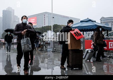 Wuhan, Cina. 28th Jan 2022. I passeggeri che indossano le maschere camminano nella nevicata alla stazione ferroviaria di Hankou a Wuhan.Un totale di 2,8 miliardi di viaggi passeggeri sono attesi durante i 40 giorni 'Chunyun, ' o Spring Festival corsa, che ha iniziato dal 17 gennaio di quest'anno. Milioni di cinesi si recheranno a casa per visitare le famiglie in massa durante il periodo di festa di Primavera che inizia con il Capodanno lunare il 1 febbraio. (Foto di Ren Yong/SOPA Images/Sipa USA) Credit: Sipa USA/Alamy Live News Foto Stock