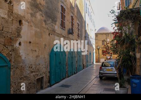 moschea e vicolo nella città vecchia di akkon, israele Foto Stock