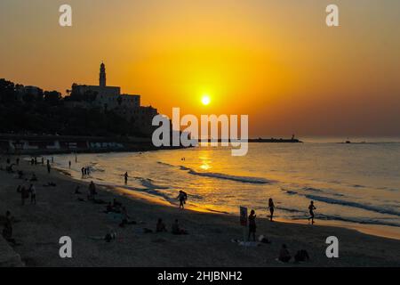 tramonto sul mare nel vecchio quartiere di jaffa, tel aviv Foto Stock