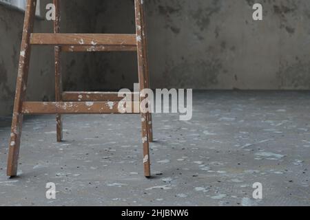 3d render di stanza di grunge abbandonata con scala di legno coperta di macchie di colore Foto Stock