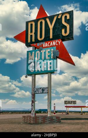 Insegna d'epoca Roy's Motel and Cafe, Route 66, Amboy, California, USA Foto Stock