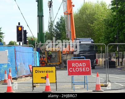 Gru di sollevamento a re gigante per lo smontaggio della gru al completamento della Alfus House a Leeds Yorkshire Regno Unito Foto Stock