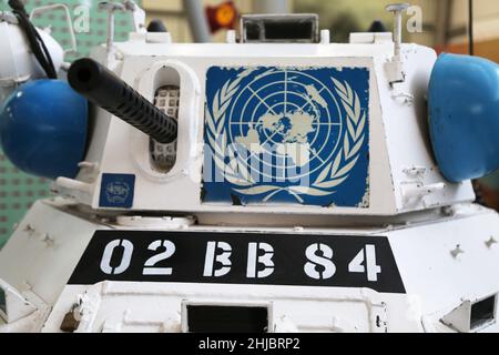 Insegne di mantenimento della pace delle Nazioni Unite su un'Army Ferret Armobled Car britannica usata a Cipro. Bovington Tank Museum, Dorset Regno Unito. Foto Stock