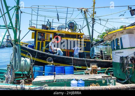 Pescatori che lavorano a Jurujuba. La comunità di pescatori di Jurujuba fa parte della costa della baia di Guanabara nella città di Nitreoi, Rio de Janeiro, Brasile. Foto Stock