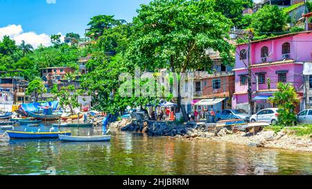 Case di pescatori e barche nel distretto costiero di Jurujuba. La comunità di pescatori di Jurujuba fa parte della costa della baia di Guanabara a Nitreoi ci Foto Stock