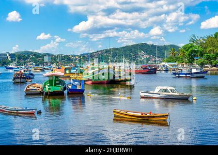 Gruppo di barche e paesaggi di montagna. La comunità di pescatori di Jurujuba fa parte della costa della baia di Guanabara nella città di Nitreoi, Rio de Janeir Foto Stock