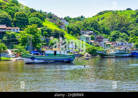 Case di pescatori in una collina sulla costa di Jurujuba. La comunità di pescatori di Jurujuba fa parte della costa della baia di Guanabara nella città di Nitreoi, Rio Foto Stock