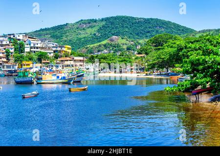 Barche, splendidi paesaggi e case lungo la costa. La comunità di pescatori di Jurujuba fa parte della costa della baia di Guanabara nella città di Nitreoi, Rio Foto Stock