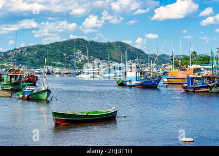 Gruppo di barche e una montagna nella costa di Jurujuba. La comunità di pescatori di Jurujuba fa parte della costa della baia di Guanabara nella città di Nitreoi, Foto Stock