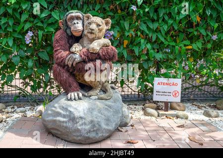 Scultura di un leone e di una scimmia in Quinta da Boa Vista che è un parco pubblico di grande importanza storica situato nel vicinato di Sao Cristovao Foto Stock