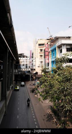 Skywalk per la Stazione BTS di Nana Skytrain la linea Sukhumvit a Khlong Toei su Sukhumvit Road a Soi Sukhumvit 9, Bangkok Thailandia Foto Stock