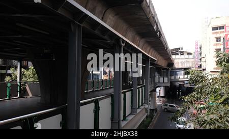 Skywalk per la Stazione BTS di Nana Skytrain la linea Sukhumvit a Khlong Toei su Sukhumvit Road a Soi Sukhumvit 9, Bangkok Thailandia Foto Stock