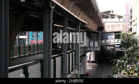 Skywalk per la Stazione BTS di Nana Skytrain la linea Sukhumvit a Khlong Toei su Sukhumvit Road a Soi Sukhumvit 9, Bangkok Thailandia Foto Stock