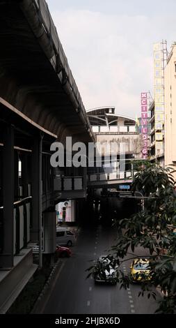 Skywalk per la Stazione BTS di Nana Skytrain la linea Sukhumvit a Khlong Toei su Sukhumvit Road a Soi Sukhumvit 9, Bangkok Thailandia Foto Stock