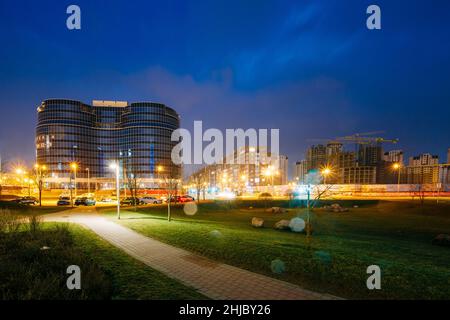 Minsk, Bielorussia. Building Dana Mall in serata o illuminazione notturna. Costruzione del centro commerciale Building Dana in Independence Avenue Foto Stock