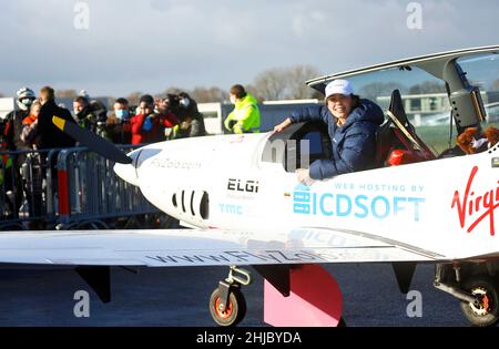 Aeroporto Internazionale Kortrijk-Wevelgem, Belgio. Il pilota britannico Zara Rutherford, di 19 anni, completa il suo volo da solista odyssey di 5 mesi in tutto il mondo Foto Stock